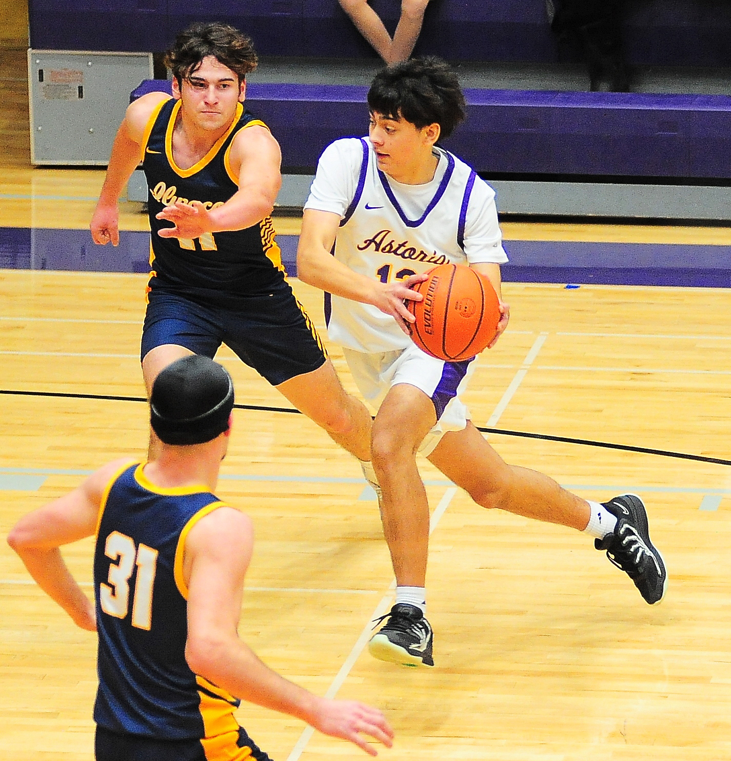 dailyastorian.com - Jeanne Huff - Local basketball teams hit the court
